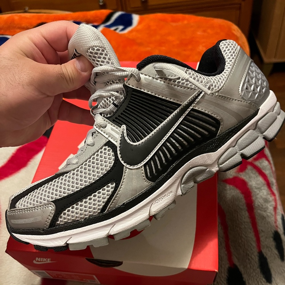 NIKE VOMERO 5 MENS SIZE 10